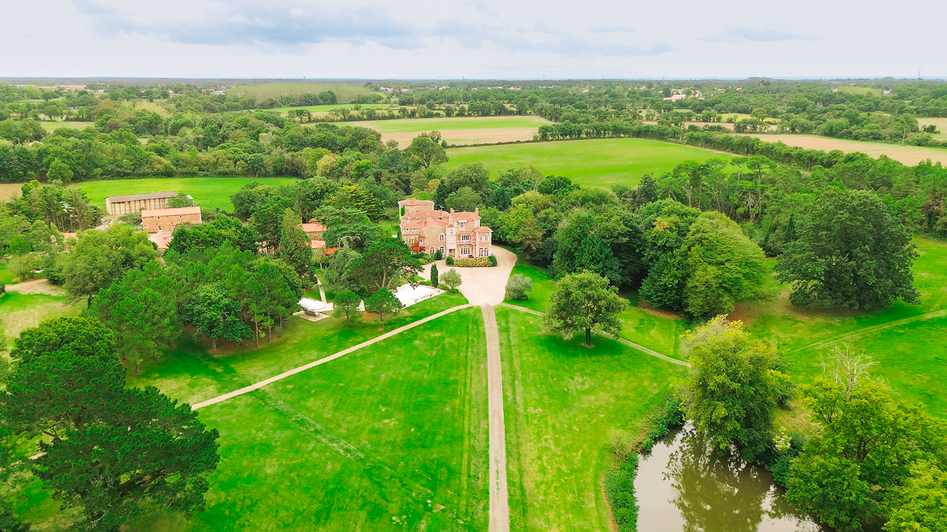 Vue aérienne du domaine où Charlotte et Paul se sont mariés