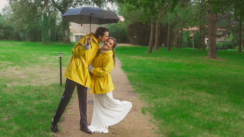Le baiser sous la pluie