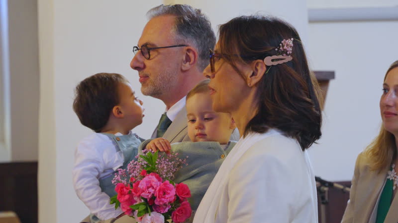 Entourés des enfants